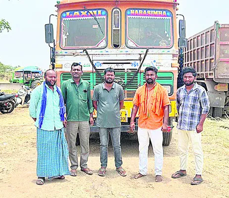 మట్టిలారీలను అడ్డుకున్న గ్రామస్తులు
