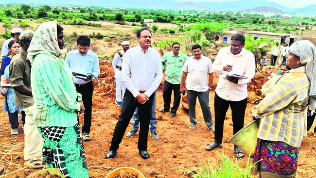 ఉపాధి పనుల్లో అవకతవకలకు పాల్పడితే చర్యలు 