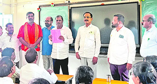 విద్యలో ఉపాధ్యాయుల పాత్ర కీలకం