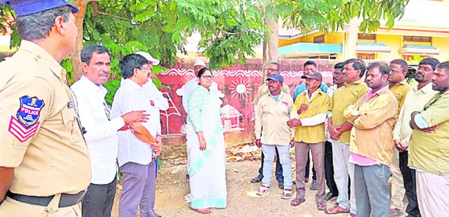 రోడ్డు భద్రత నియమాలు పాటించాలి