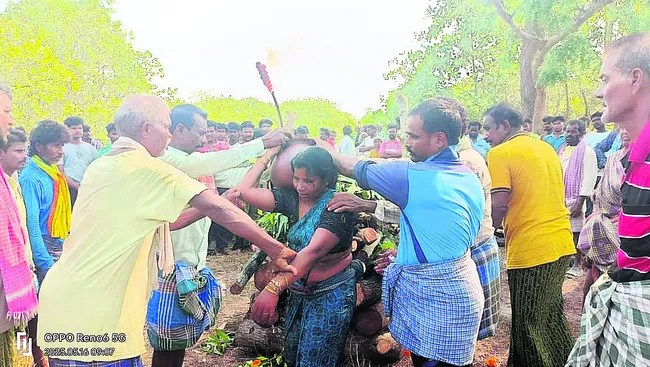 తనయుడికి తలకొరివి పెట్టిన తల్లి 