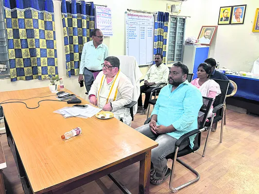 ధాన్యం కొనుగోళ్లలో రైతులను ఇబ్బంది పెట్టొద్దు