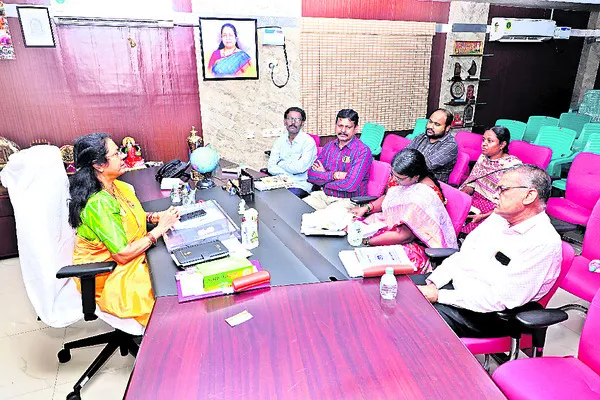 వీధి దీపాల నిర్వహణలో నిర్లక్ష్యం వద్దు