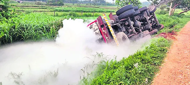 హైవే పక్కన గ్యాస్ ట్యాంకర్ బోల్తా