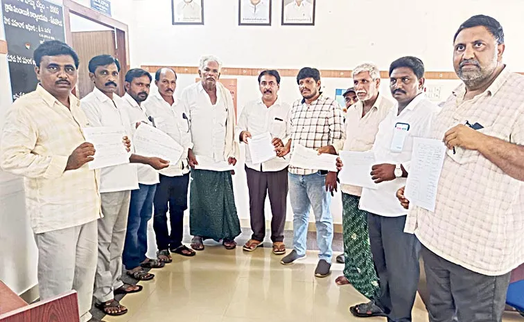 Farmers protest at Ketanakonda Secretariat
