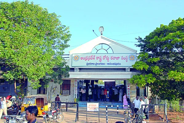 ఆర్టీసీలో కదిలిన అక్రమాల డొంక 