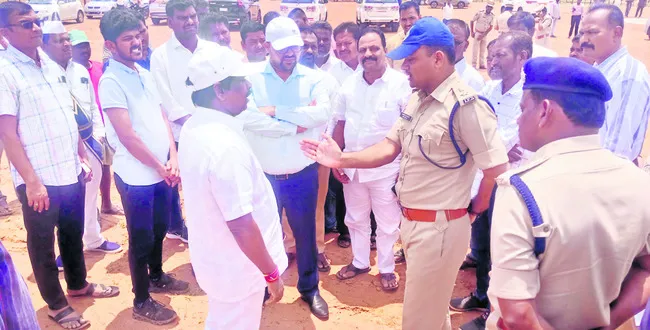 సీఎం పర్యటనలో నిబంధనల మేరకే అనుమతులు