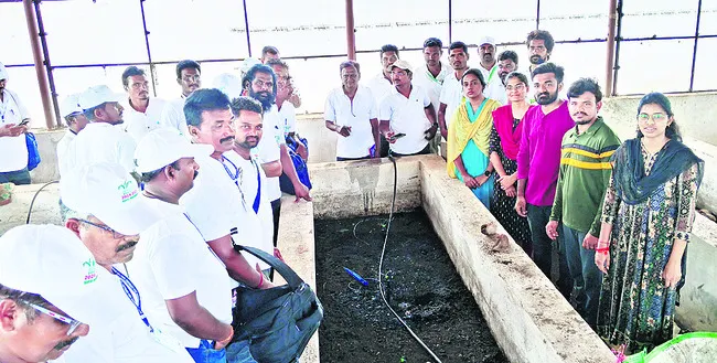 వ్యవసాయ కళాశాలను సందర్శించిన డీలర్ల బృందం