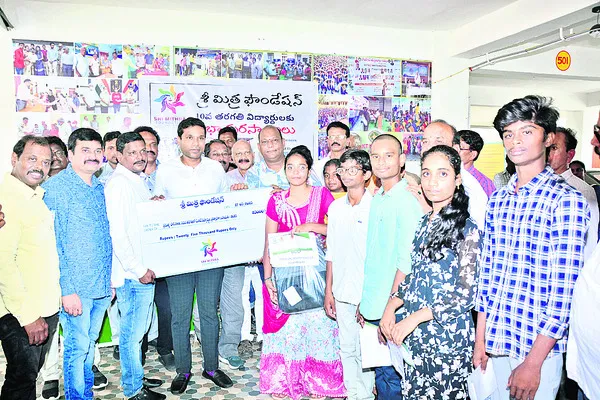ఎస్సెస్సీ ప్రతిభావంతులకు నగదు ప్రోత్సాహకాలు
