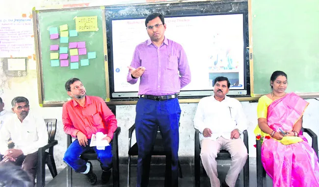 విద్యార్థులను ఉత్తమంగా తీర్చిదిద్దాలి