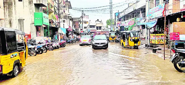 ● చెరువులను తలపిస్తున్న రోడ్లు