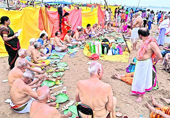 పితృ దేవతలకు పిండ ప్రదానాలు