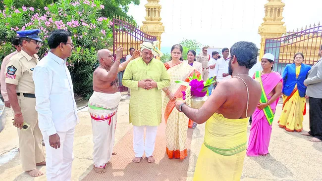 ఆలయాల్లో హైకోర్టు న్యాయమూర్తి పూజలు