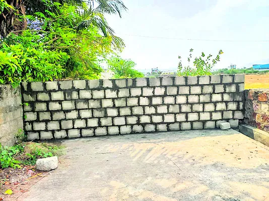 సిమెంటు రోడ్డుకు అడ్డంగా గోడ