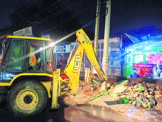 ఆక్రమణల పేరు చెప్పి అరాచకం 