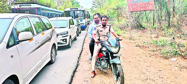 ట్రాఫిక్ను క్రమబద్ధీకరించిన కలెక్టర్ రాహుల్, ఎస్పీ