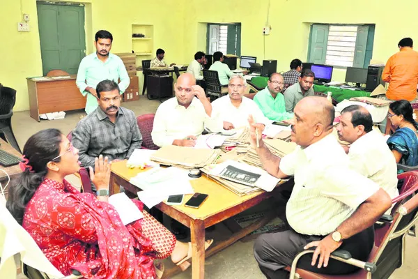 ‘భూ భారతి’ దరఖాస్తులపై విచారణ చేపట్టాలి