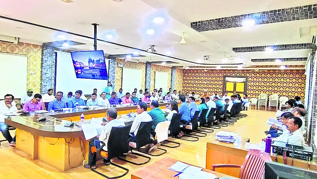 ప్రకృతి వైపరీత్యాల సమయంలో అప్రమత్తంగా ఉండాలి 