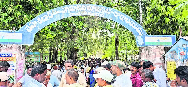 విచారణ జరిపి, నివేదిక అందిస్తాం..: సబ్ కలెక్టర్