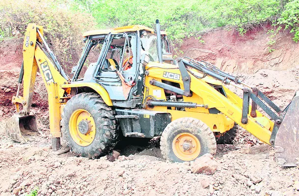 మట్టి తవ్వకాల్లో  జేసీబీ బోల్తా