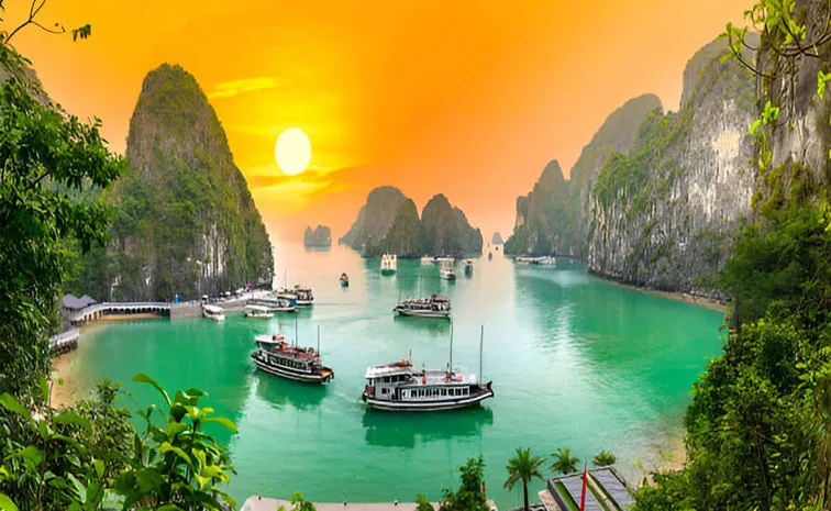 Halong Bay Vietnam amazing limestone islands, rock formations and caves2
