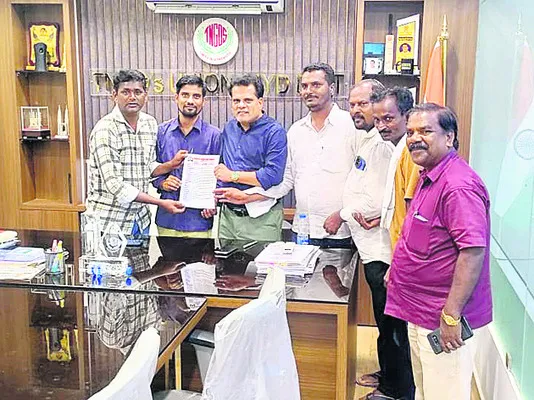 సమస్యలు పరిష్కరించాలి