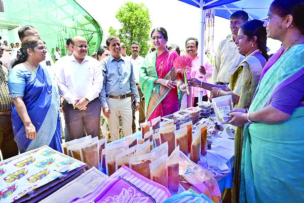 మహిళా ఉత్పత్తులకు మార్కెట్ సౌకర్యం కల్పిస్తాం