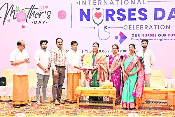 నర్సులు సేవాభావం కలిగి ఉండాలి