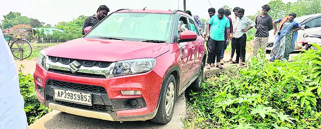 పెద్దేరు కాలువ వద్ద తప్పిన ప్రమాదం
