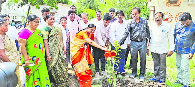 జిల్లా వైద్య, ఆరోగ్య అధికారి డాక్టర్‌ ఎస్‌.శర్మిష్ట 