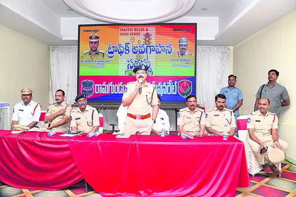 మైనర్లకు వాహనాలు ఇస్తే తల్లిదండ్రులపై కేసు
