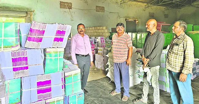 పుస్తకాల గోదాంను పరిశీలించిన ఆర్జేడీ..