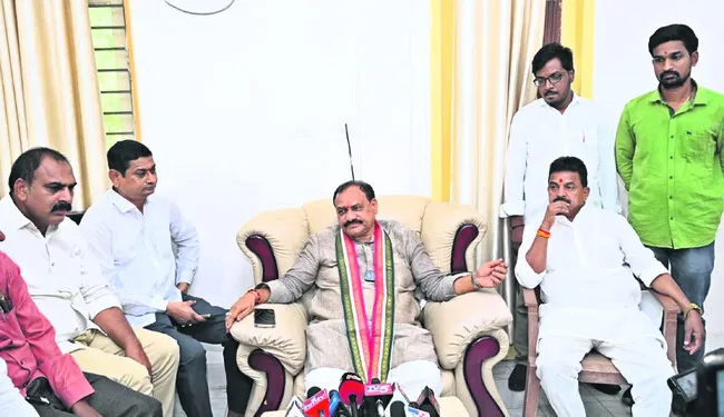 బీఆర్‌ఎస్‌లో మూడు ముక్కలాట 