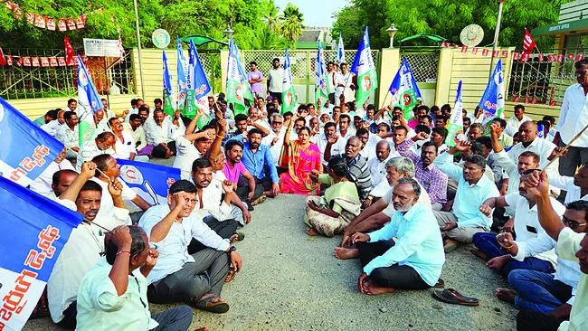 మంత్రి సవిత వల్లే ‘ప్రీకాట్’ మూత