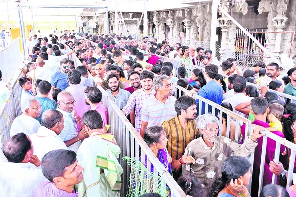 యాదగిరి క్షేత్రంలో కోలాహలం  