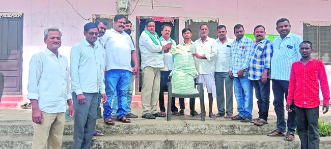 అన్నదాతపై విత్తన భారం