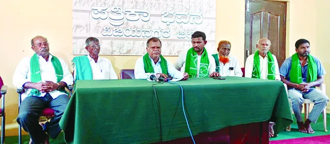 రైతులకు హక్కు పత్రాలు అందించాలి
