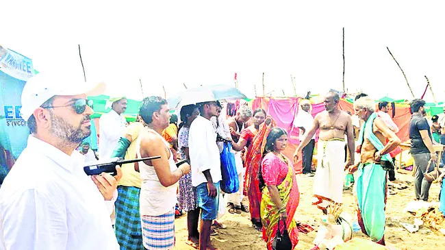 పరిశీలిస్తూ.. సూచనలు చేస్తూ.. 
