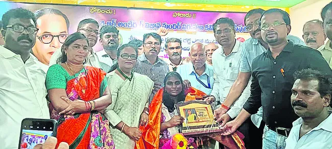 సివిల్స్ ర్యాంకర్కు సత్కారం