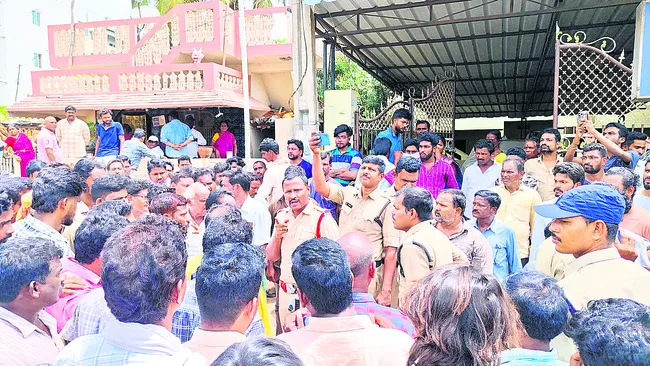 3 సెంట్ల స్థలం.. 200 మంది జనాలు 