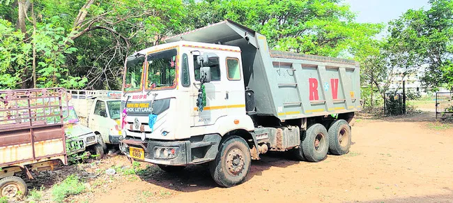 ఇసుక టిప్పర్ల పట్టివేత
