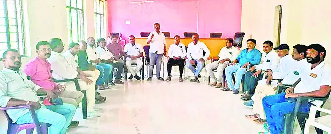 ప్రభుత్వ ఉద్యోగులుగా గుర్తించాలి