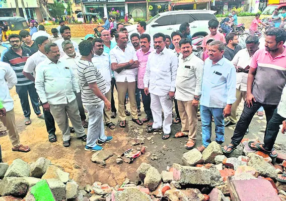 నోటీసులు ఇవ్వకుండా తొలగించడం అన్యాయం