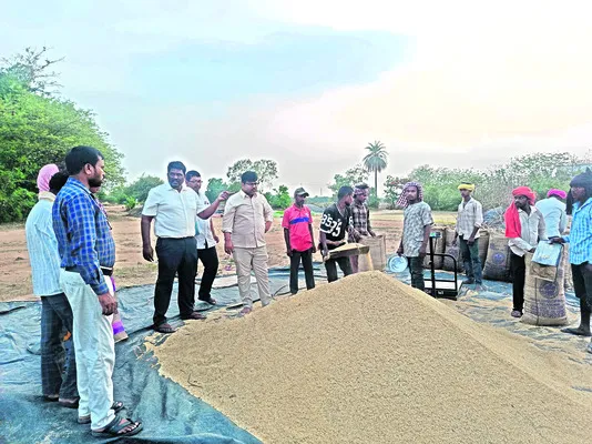 ధాన్యం కొనుగోళ్లను వేగవంతం చేయాలి