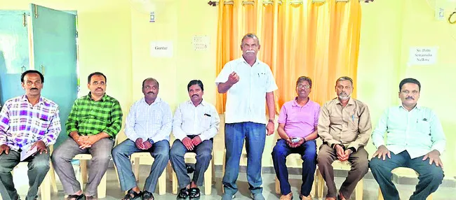 పాఠశాలల్లో సమాంతర మీడియం కొనసాగించాలి