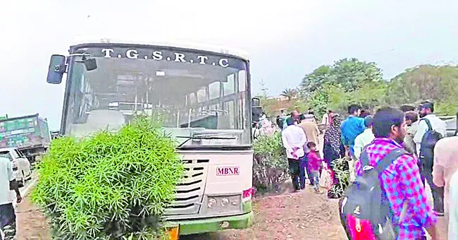 డివైడర్ ఎక్కిన ఆర్టీసీ బస్సు