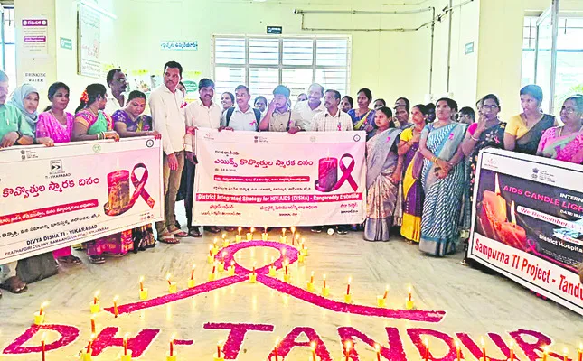 హెచ్ఐవీ మృతులకు కొవ్వొత్తులతో నివాళి