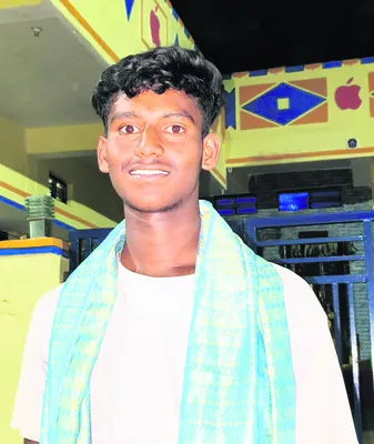 విద్యార్థి ప్రాణం తీసిన పిడుగు