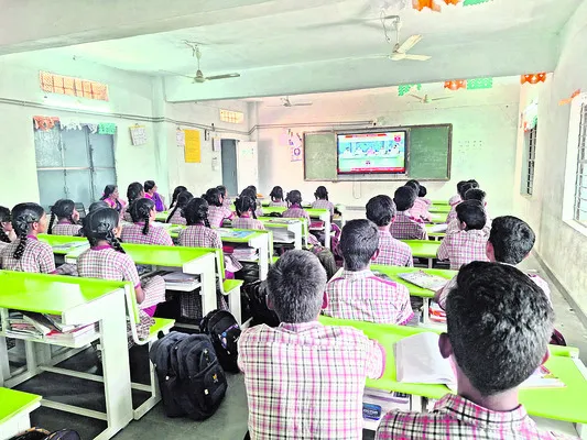 పేద విద్యార్థులకు కార్పొరేట్‌ విద్య