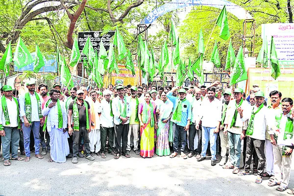 కలెక్టరేట్‌ ఎదుట తుడుందెబ్బ ధర్నా